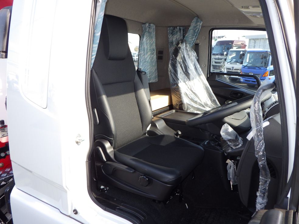 乗車定員は２名です。|三菱 ファイター 2KG-FK62FZの写真6