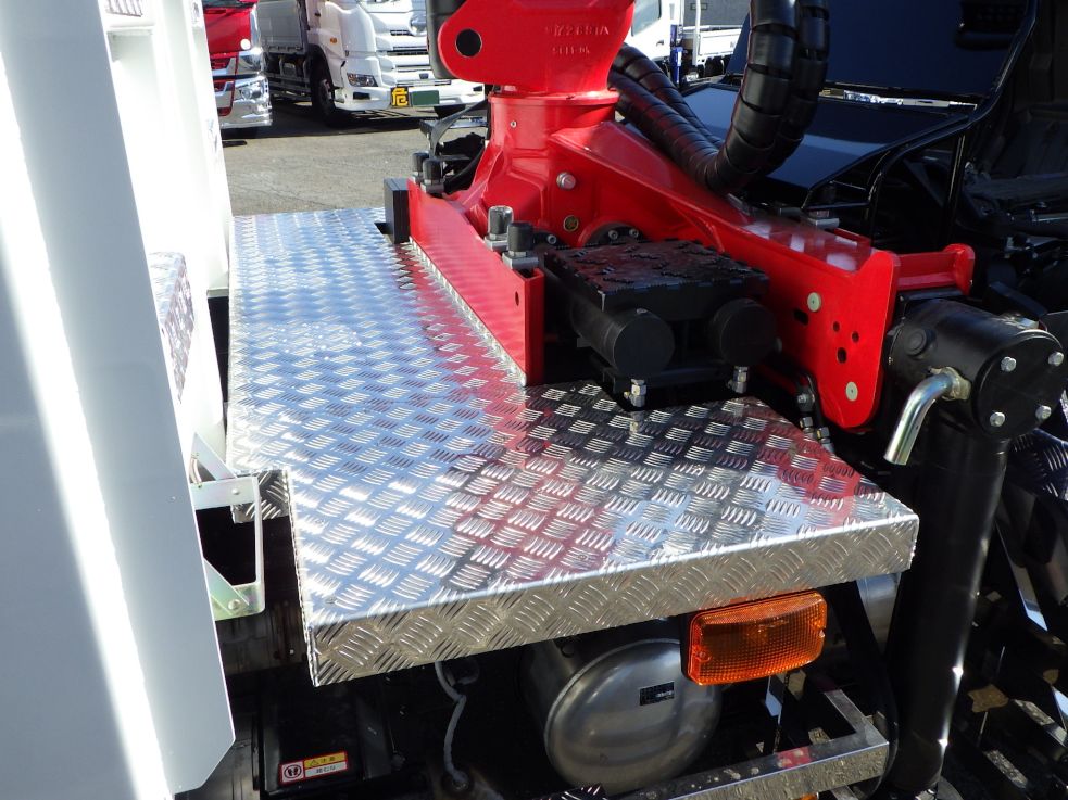 踊り場はアルミ縞板です。|三菱 ファイター 2KG-FK62FZの写真21