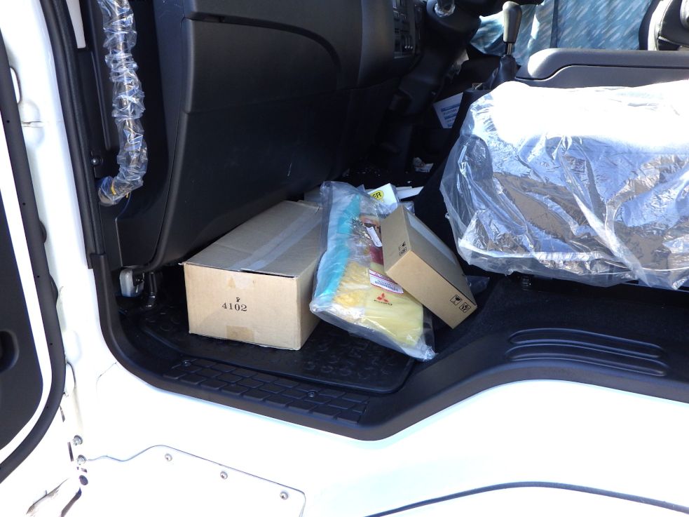 キャブ内に付属品が積んであります。|三菱 ファイター 2KG-FK62FZの写真23