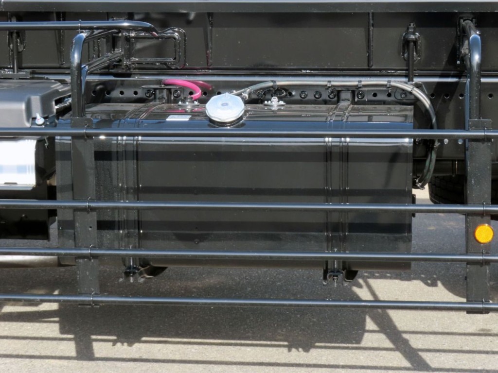 燃料タンクは300Lです。|日野 プロフィア 2DG-FS1AHEの写真14