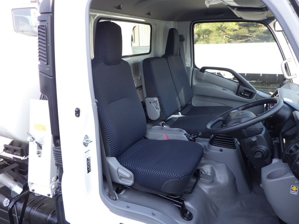 乗車定員は3名です。|日野 デュトロ 2KG-XZU700M(2WD)の写真6