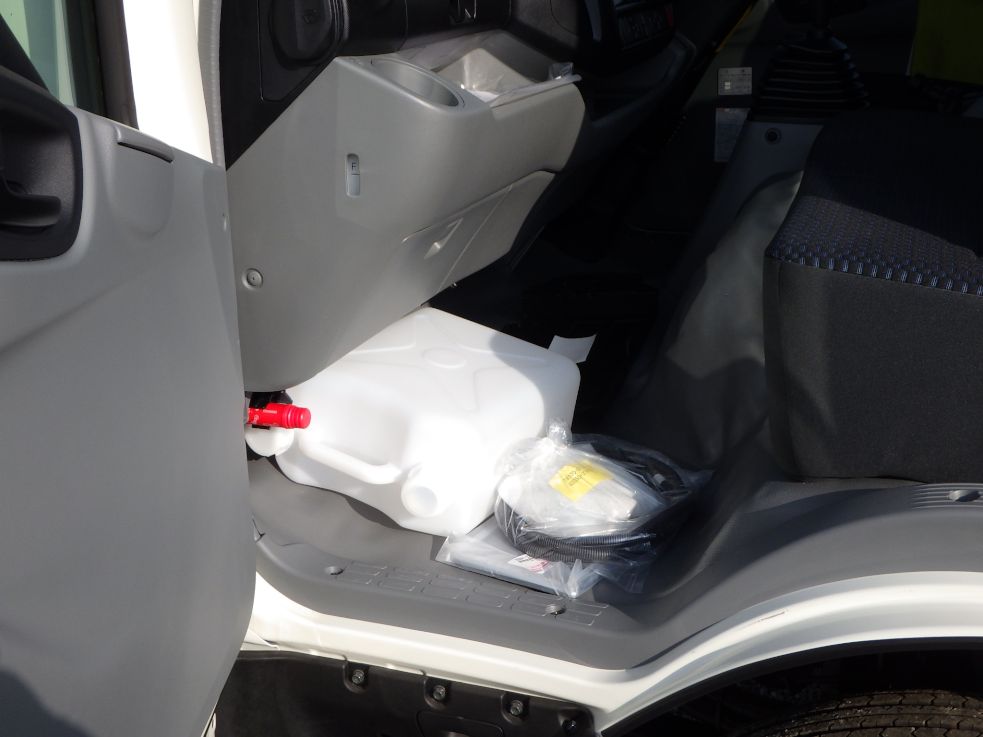 キャブ内に付属品が積んであります。|日野 デュトロ 2KG-XZU700M(2WD)の写真19