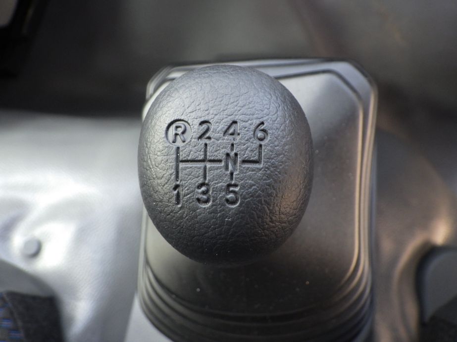 MT6速です。|日野 デュトロ 2KG-XZU700M(2WD)の写真26