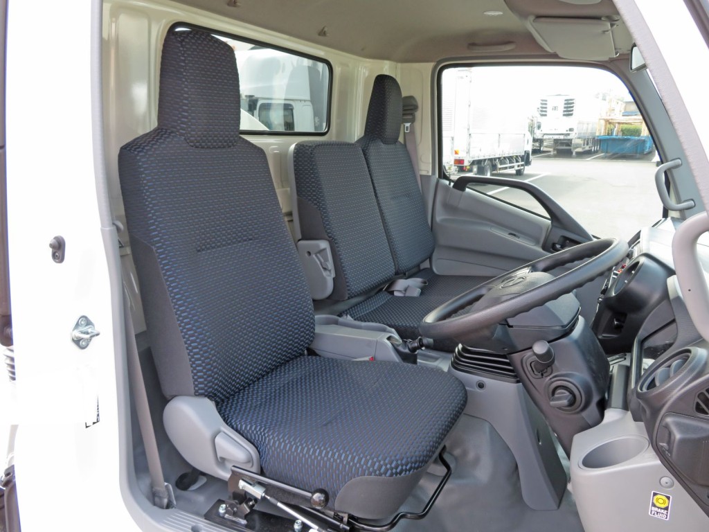 乗車定員は3名です。|日野 デュトロ 2KG-XZU700M(2WD)の写真6