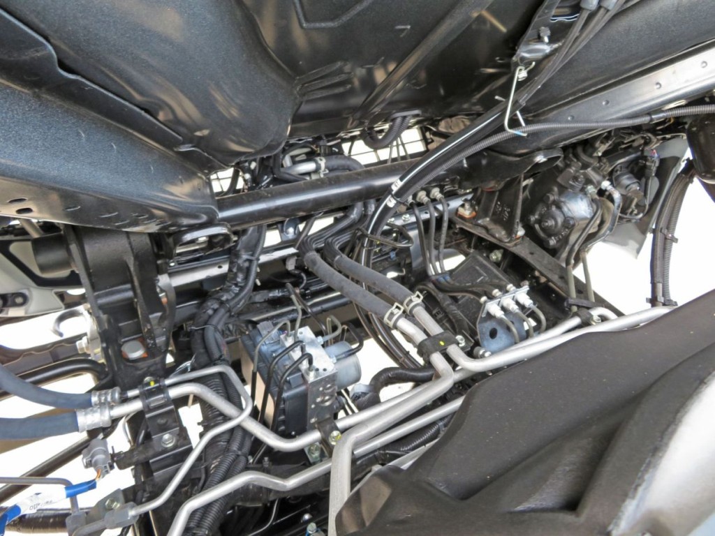 キャブ下に少し置きサビがあります。|日野 デュトロ 2KG-XZU700M(2WD)の写真19