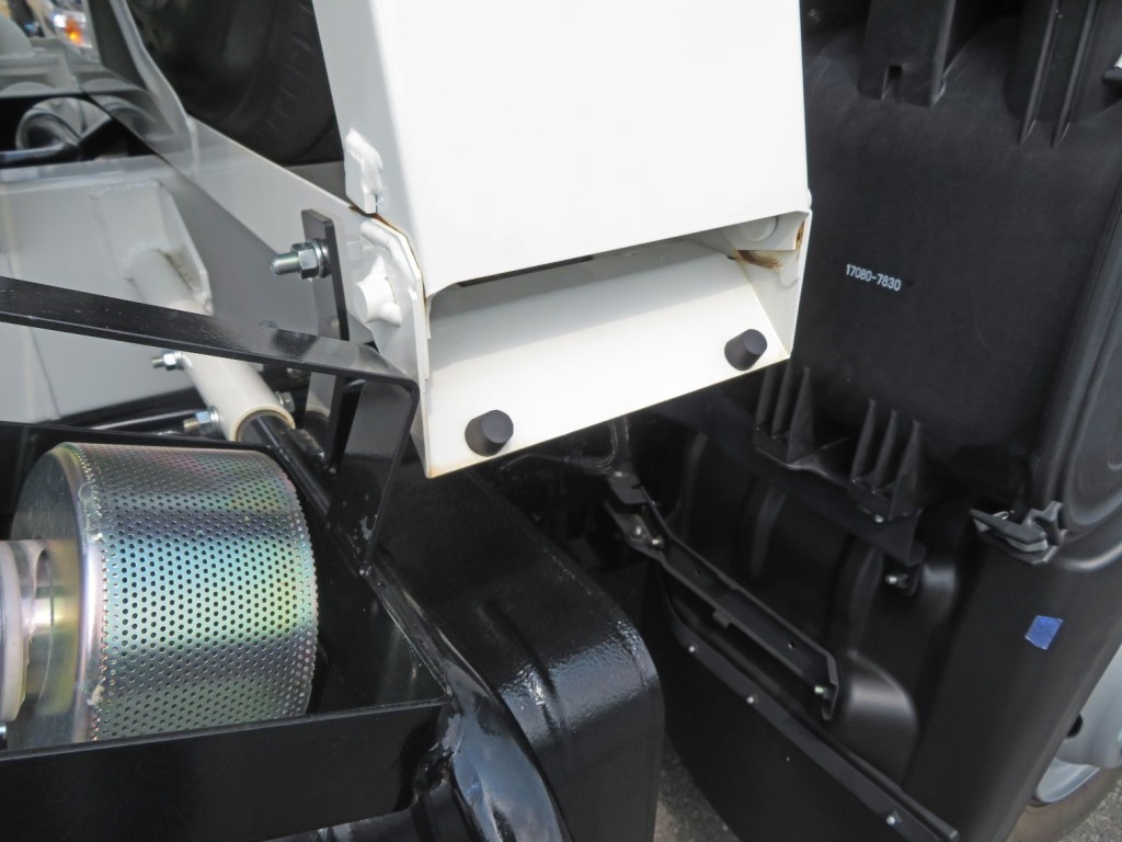 スペアタイヤハンガーに少し置きサビ・スレがあります。|日野 デュトロ 2KG-XZU700M(2WD)の写真20