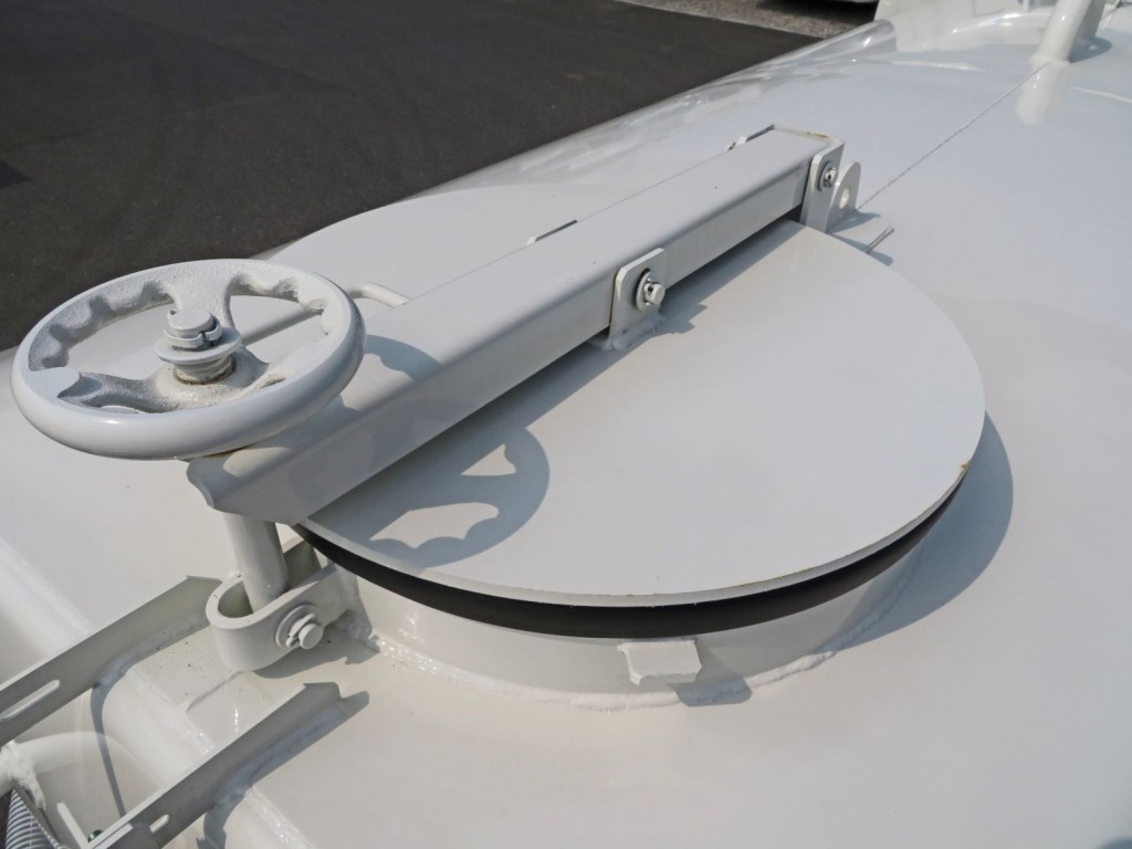 タンク上部のフタ周りに少し置きサビがあります。|日野 デュトロ 2KG-XZU700M(2WD)の写真21