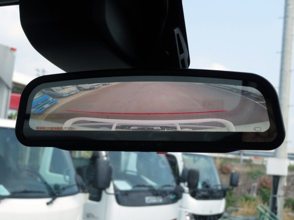 液晶バックモニター付きです。（走行時はルームミラーに戻ります）|日野 デュトロ 2KG-XZU700M(2WD)の写真23