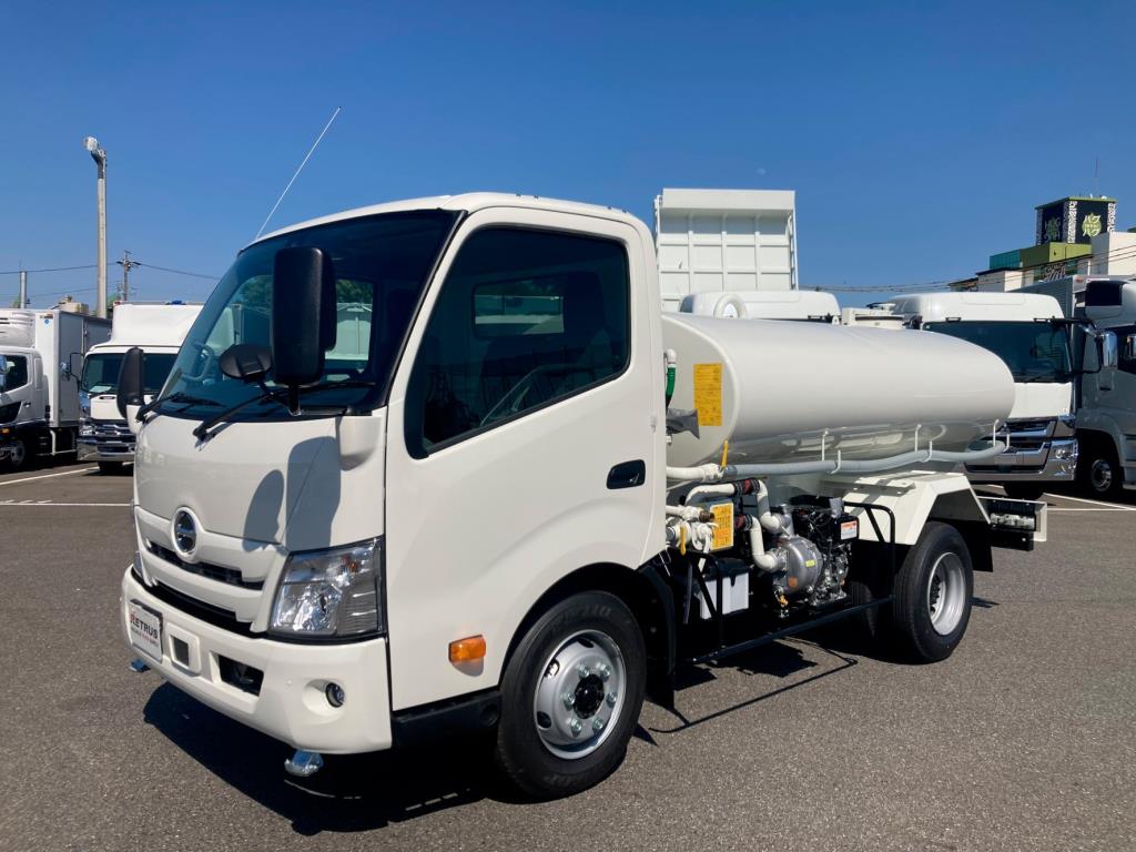 未使用の４KL別エンジン式散水車です。|日野 デュトロ 2KG-XZU700M(2WD)の写真1