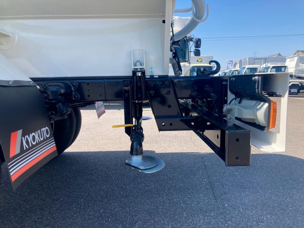 シャーシ後方と後方散水口の状態です。|日野 デュトロ 2KG-XZU700M(2WD)の写真7