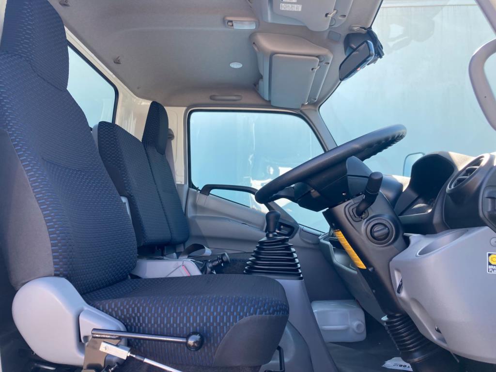 車内です。|日野 デュトロ 2KG-XZU700M(2WD)の写真8