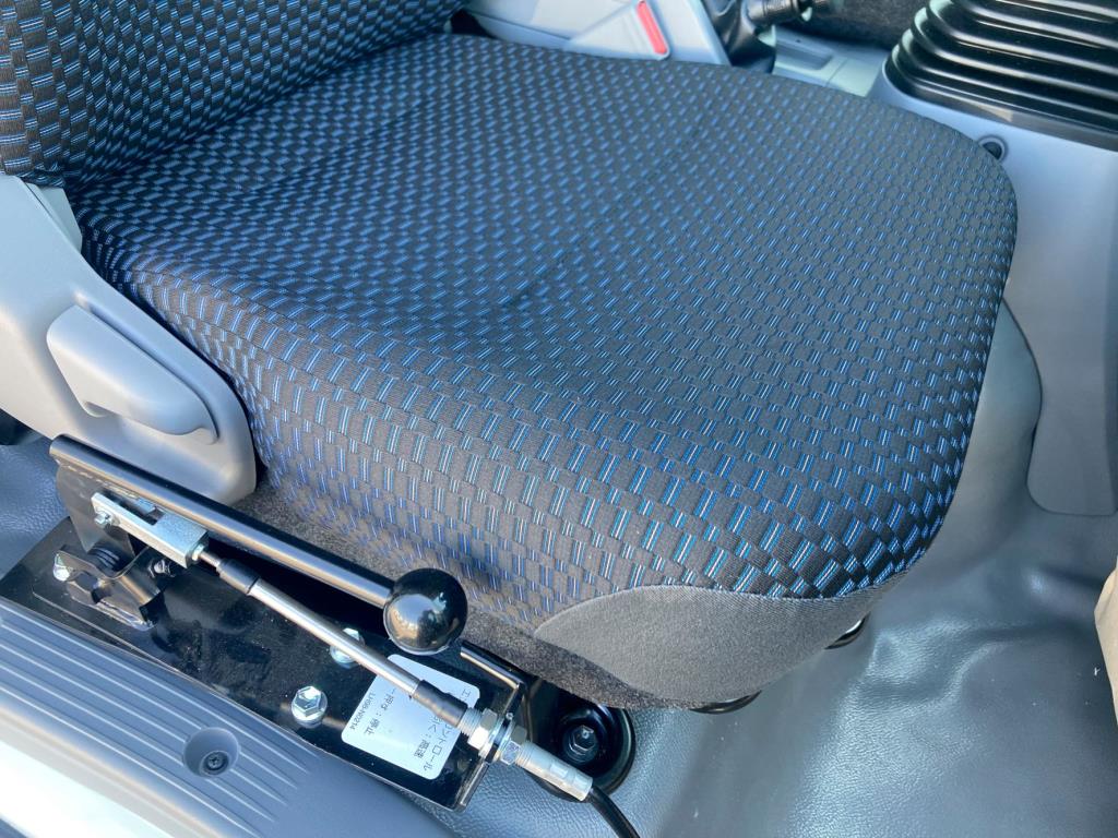 シート座面とレバーの状態です。|日野 デュトロ 2KG-XZU700M(2WD)の写真9