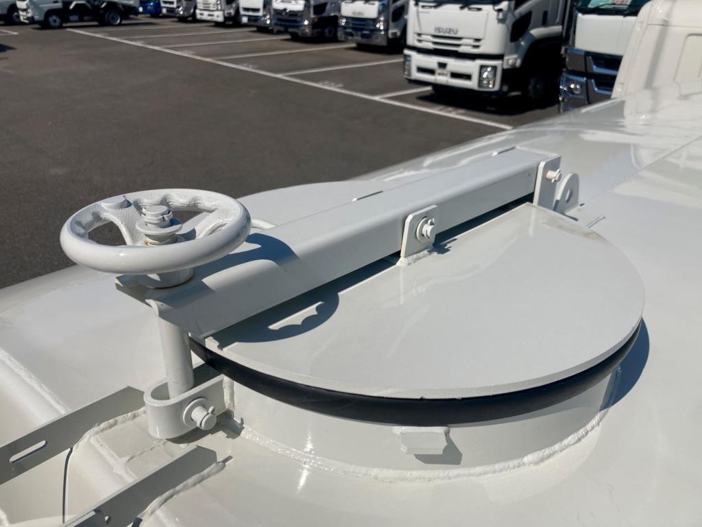 マンホール蓋の状態です。|日野 デュトロ 2KG-XZU700M(2WD)の写真14