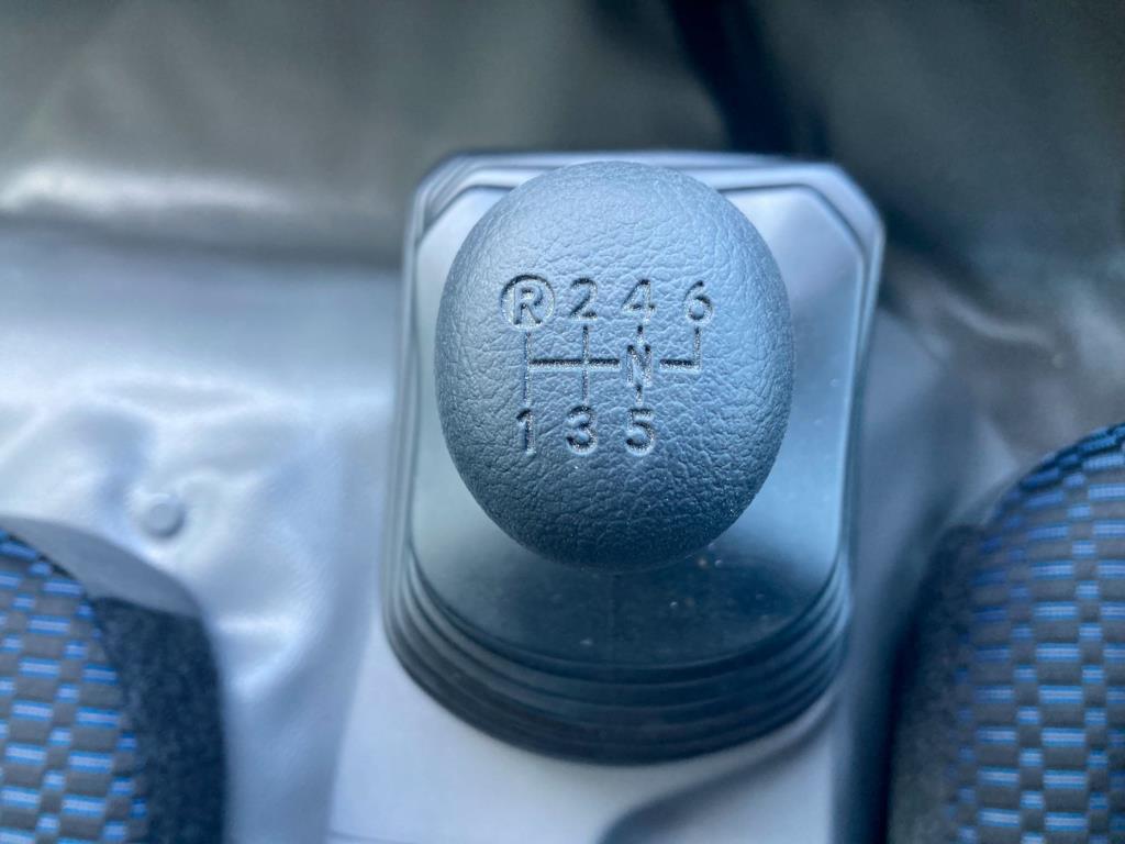 6速です。|日野 デュトロ 2KG-XZU700M(2WD)の写真34