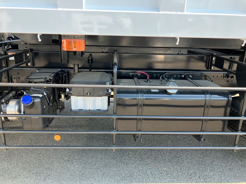 燃料タンクは300Lです。|日野 プロフィア 2DG-FS1AHEの写真23