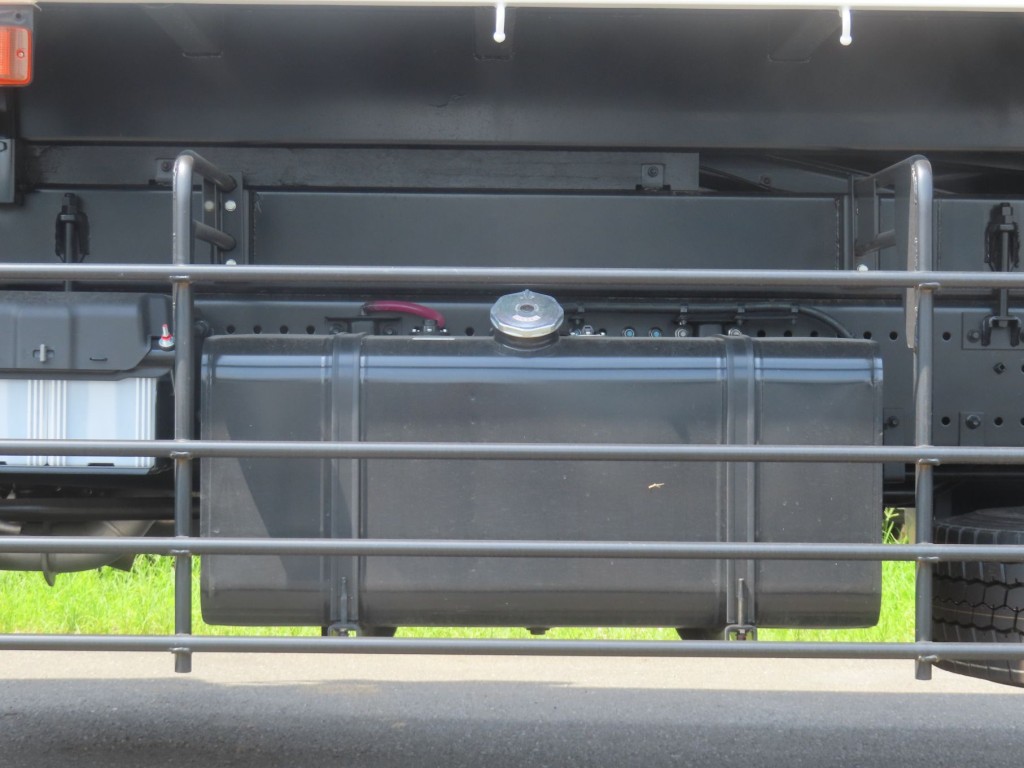 燃料タンクは300Lです。|日野 プロフィア 2DG-FS1AHEの写真16