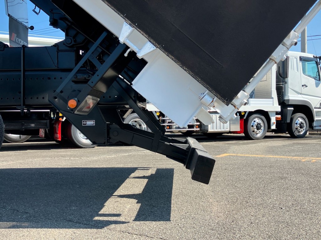 フルダンプアップした時のリヤバンパーの状態です。|日野 プロフィア 2DG-FS1AHEの写真17