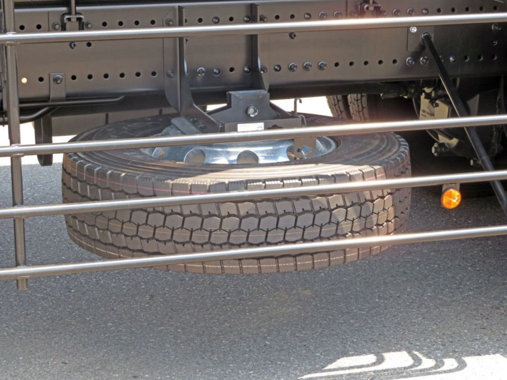 スペアタイヤ付きです。|日野 プロフィア 2DG-FS1AHEの写真17