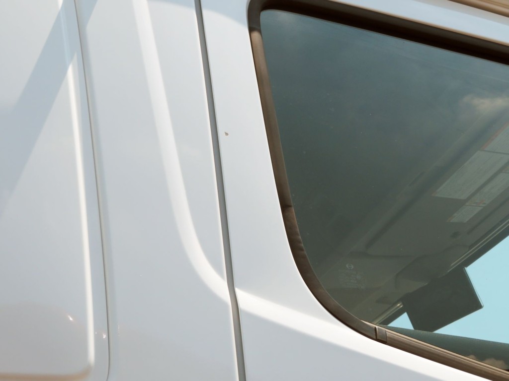 運転席側ドアに小さい塗装の剥がれ・キズがあります。|日野 プロフィア 2DG-FS1AHEの写真21