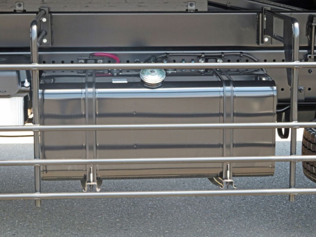 燃料タンクは300Lです。|日野 プロフィア 2DG-FS1AHEの写真22