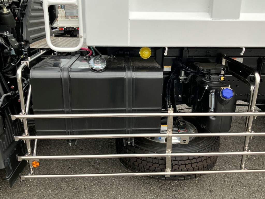 燃料タンクは300Lです。|日野 プロフィア 2DG-FS1AJEの写真18