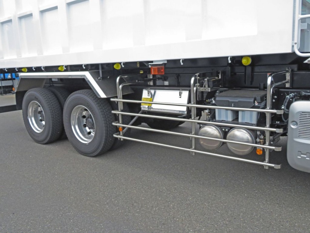 サイドバンパー・サイドバンパーステー・リアフェンダーはステンレス製です。|日野 プロフィア 2DG-FS1AJEの写真14