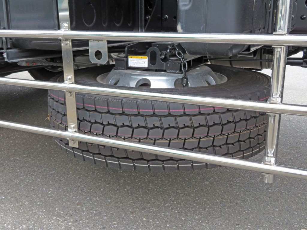 スペアタイヤ付きです。|日野 プロフィア 2DG-FS1AJEの写真17