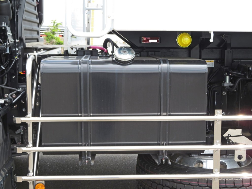 燃料タンクは300Lです。|日野 プロフィア 2DG-FS1AJEの写真21