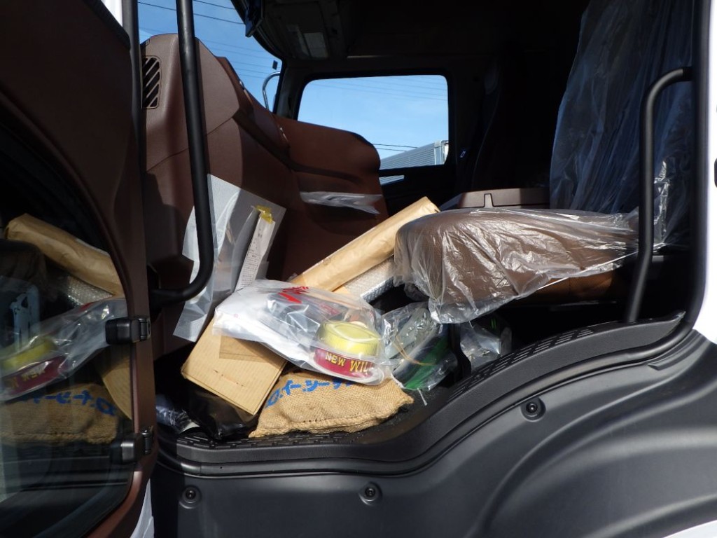 キャブ内に付属品が積んであります。|日野 プロフィア 2DG-FW1AHCの写真16