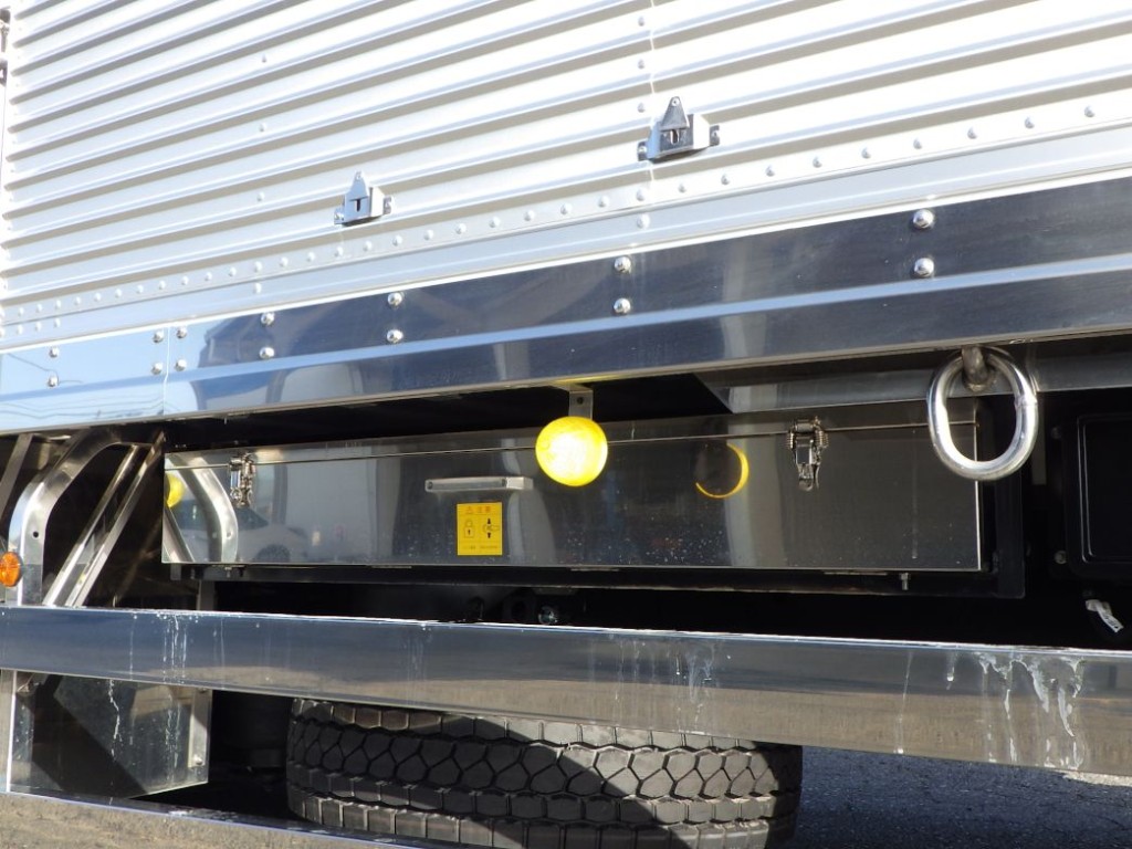 ボディー後方の両サイドに物入れが付いています。（ステンレス製です）|日野 プロフィア 2DG-FW1AHCの写真39