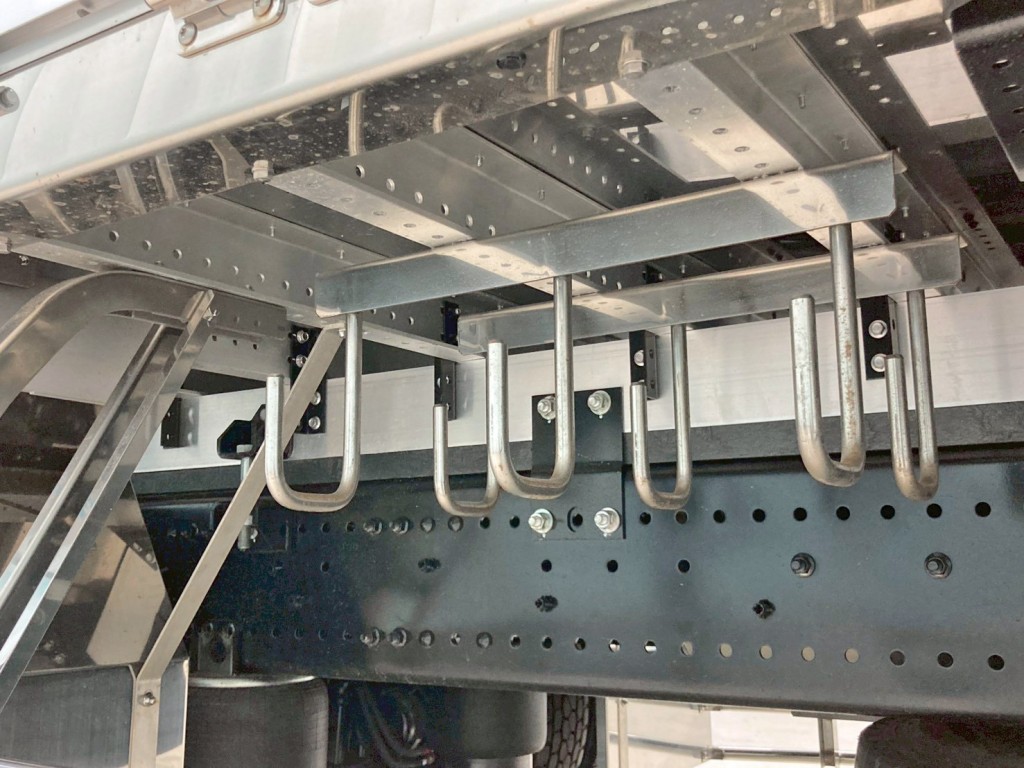 シャーシとネタの状態です。(縦ネタ・横ネタはアルミ製、床下は鏡面仕様になっています。)|日野 プロフィア 2DG-FR1AHCの写真11