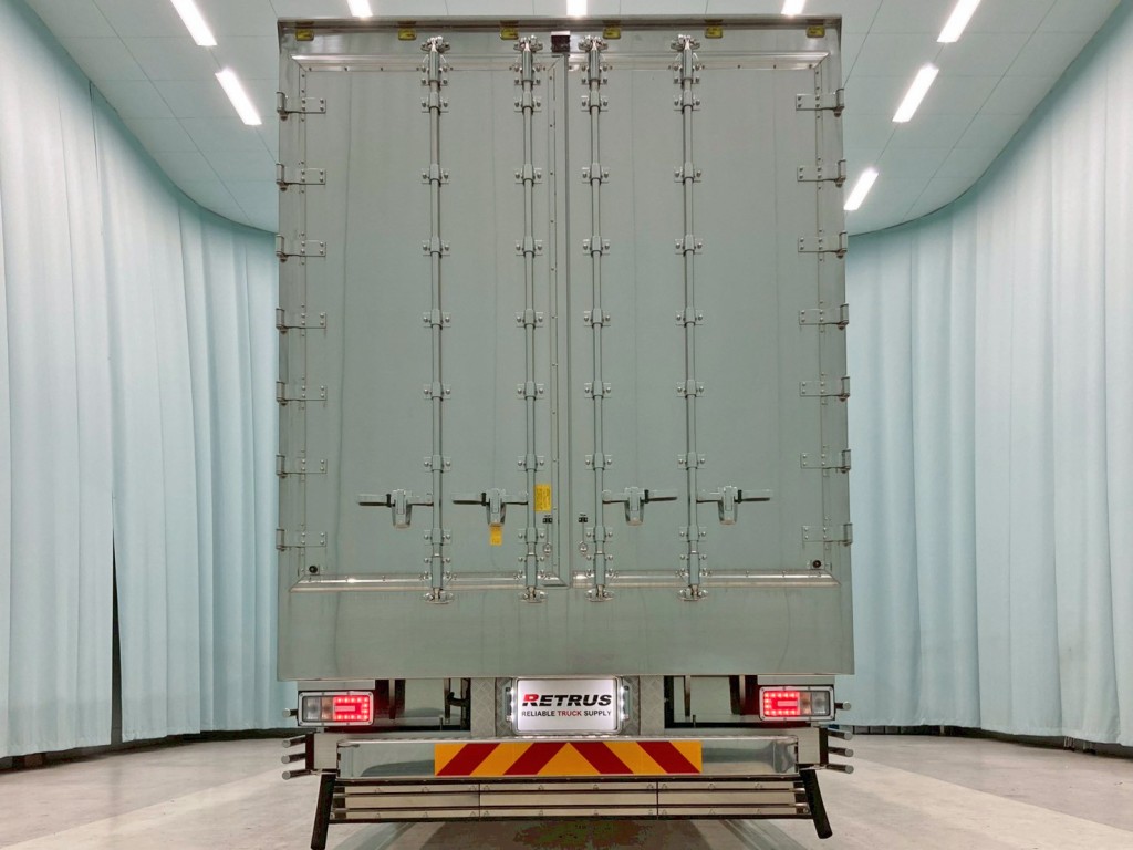 リヤ蝶番・ハンマーロック・キャッチはステンレス製です。(リヤドアは鏡面仕様になっています)|日野 プロフィア 2DG-FR1AHCの写真15