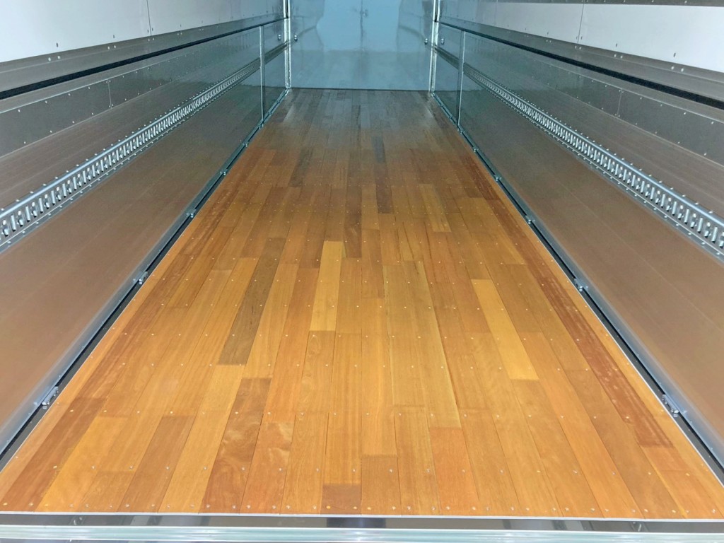 床は板張りです。|日野 プロフィア 2DG-FR1AHCの写真21