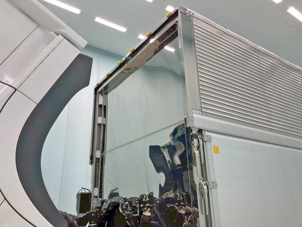 前壁も鏡面仕様になっています。|日野 プロフィア 2DG-FR1AHCの写真25