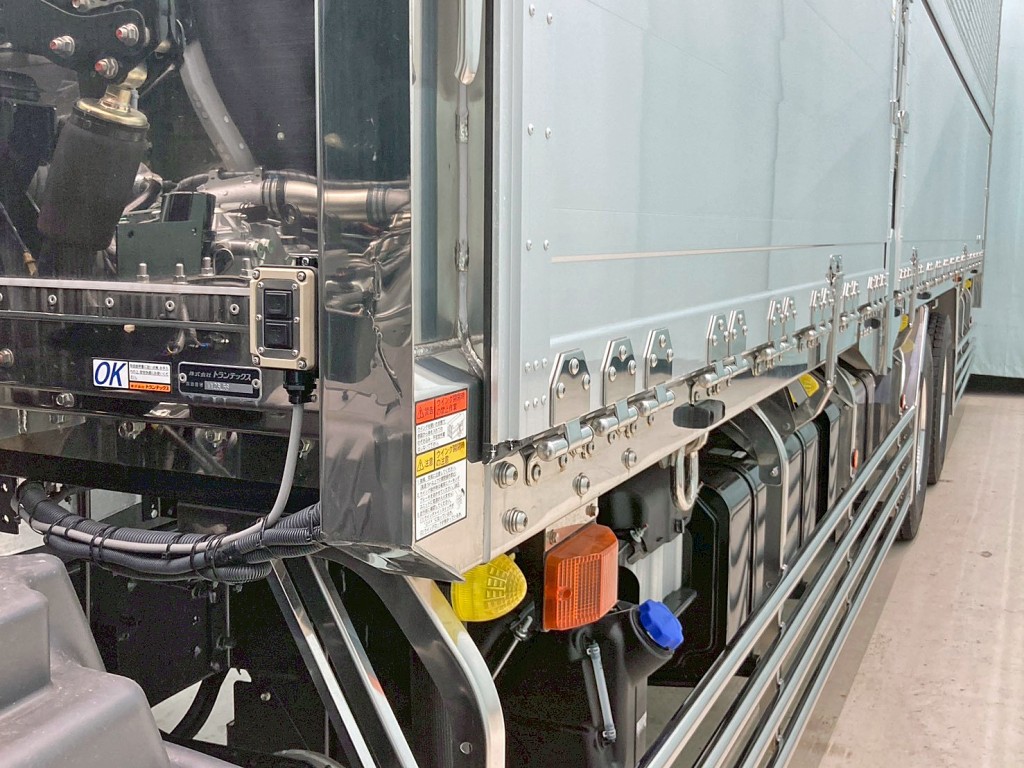 ボディー前方左右にもウイングの開閉スイッチが付いています。|日野 プロフィア 2DG-FR1AHCの写真27