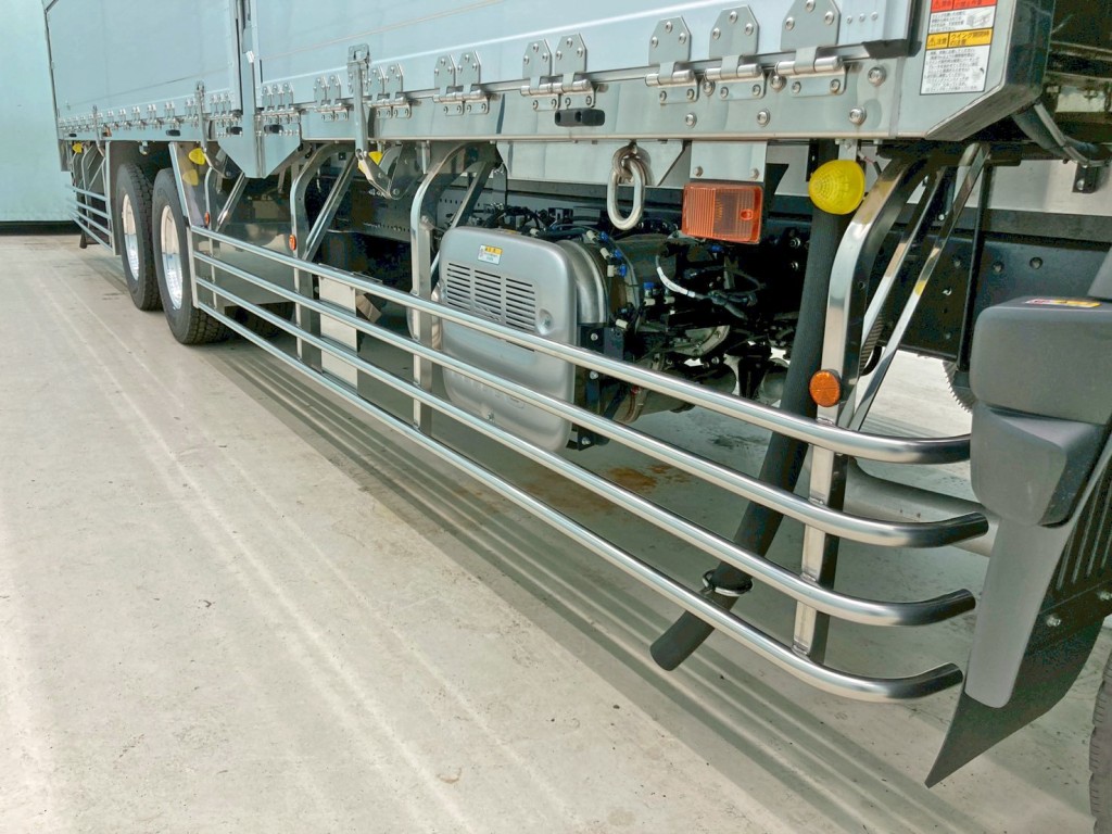 サイドレール・フェリーフック・サイドバンパー・リヤフェンダーはステンレス製です。|日野 プロフィア 2DG-FR1AHCの写真31