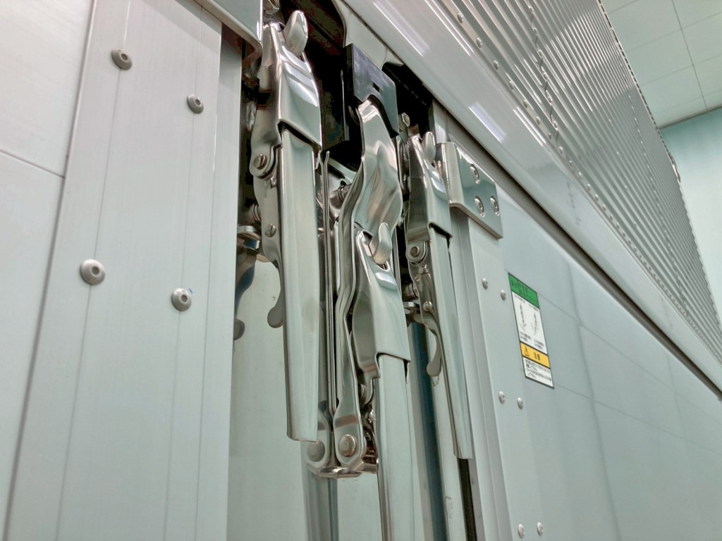 中柱部アオリロックはトリガー付きです。|日野 プロフィア 2DG-FR1AHCの写真35