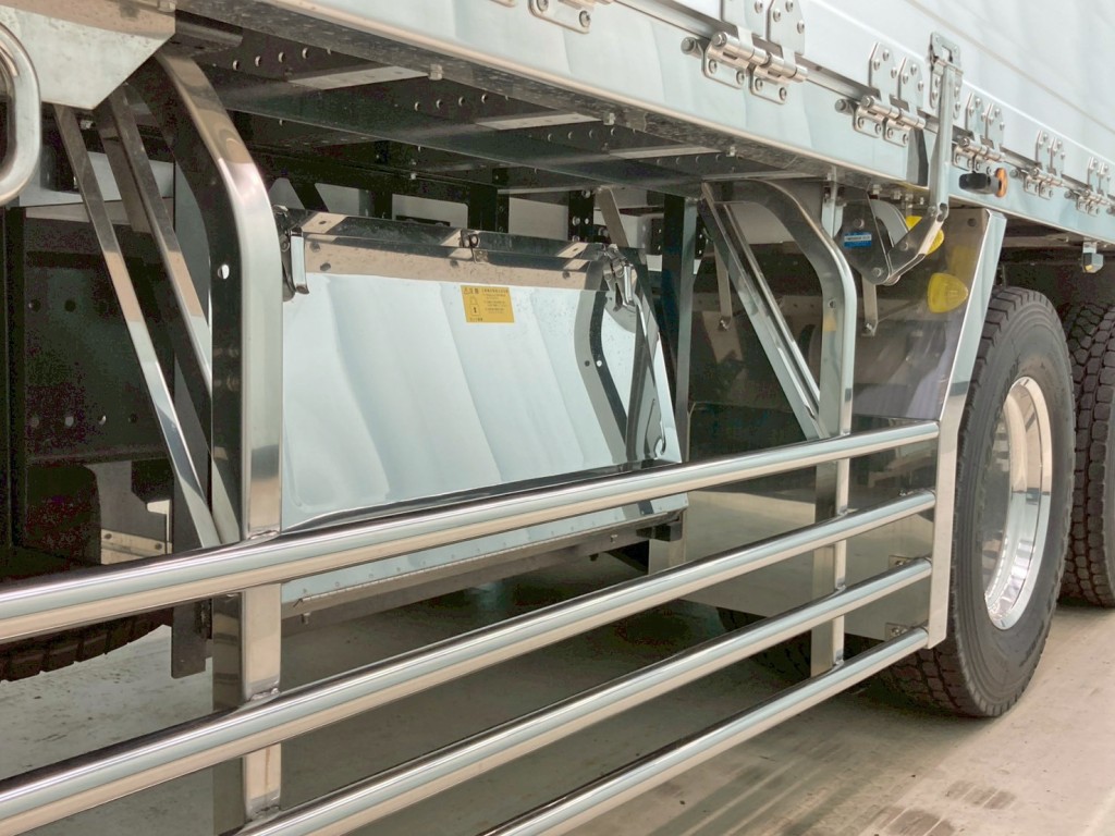 ボディー運転席側後方にステンレス製の工具箱が付いています。|日野 プロフィア 2DG-FR1AHCの写真41