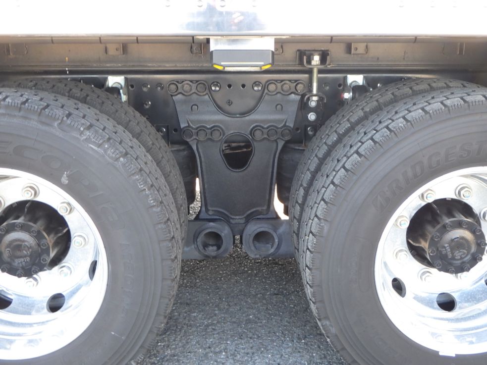 タイヤ間の状態です。(エアサスです)|日野 プロフィア 2DG-FW1AHCの写真5