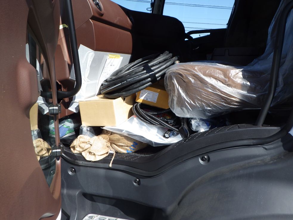 キャブ内に付属品が積んであります。|日野 プロフィア 2DG-FW1AHCの写真16