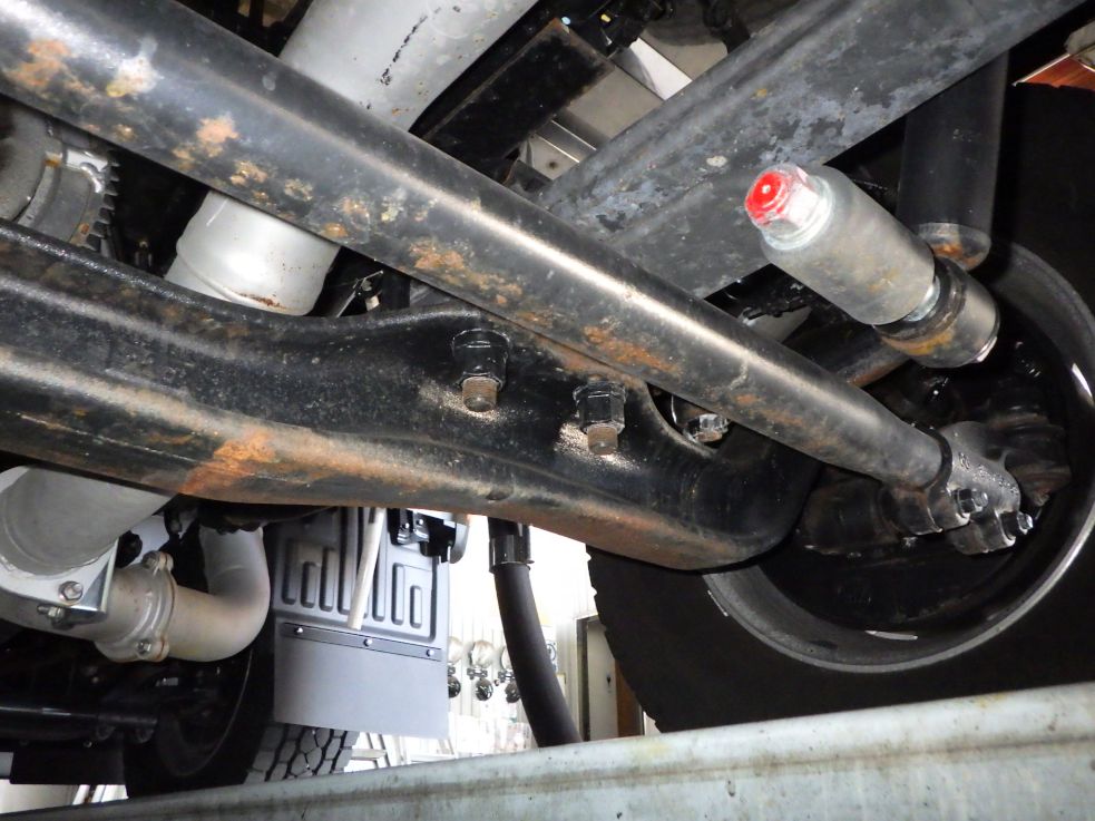 ボディー下周りにサビがあります。|日野 プロフィア 2DG-FW1AHCの写真28