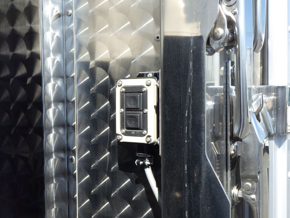 ボディー前方にもウイング開閉スイッチがあります。|日野 プロフィア 2DG-FW1AHCの写真30