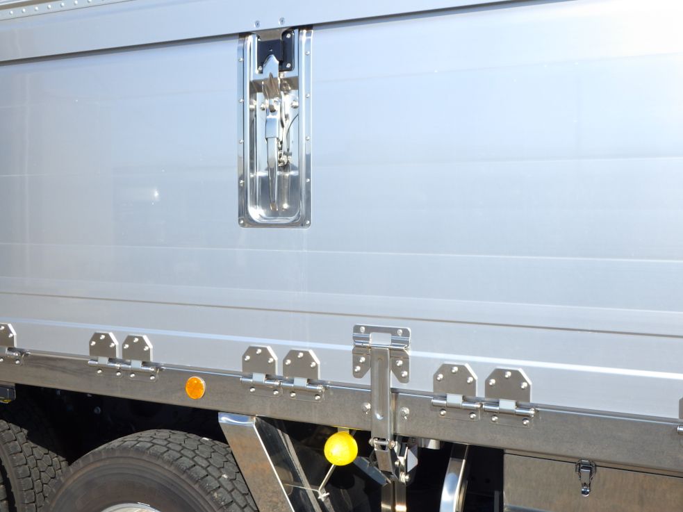 サイドレール・チョウバン・ロックバーはステンレス製です。|日野 プロフィア 2DG-FW1AHCの写真31