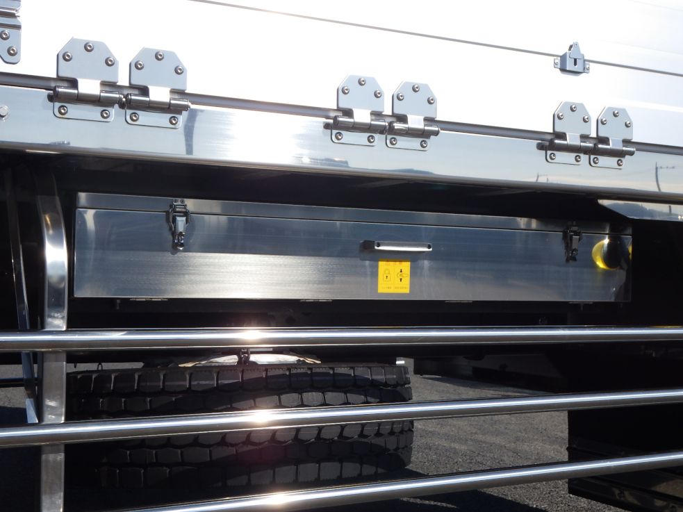 物入れはステンレス製です。|日野 プロフィア 2DG-FW1AHCの写真34