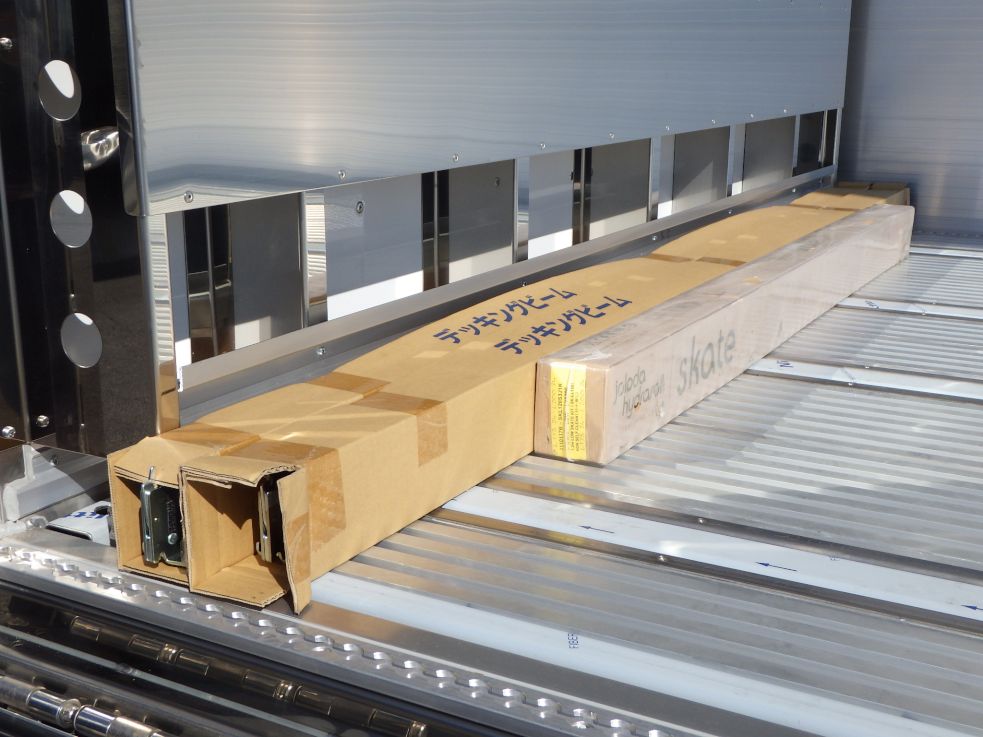 荷台に付属品が積んであります。|日野 プロフィア 2DG-FW1AHCの写真35