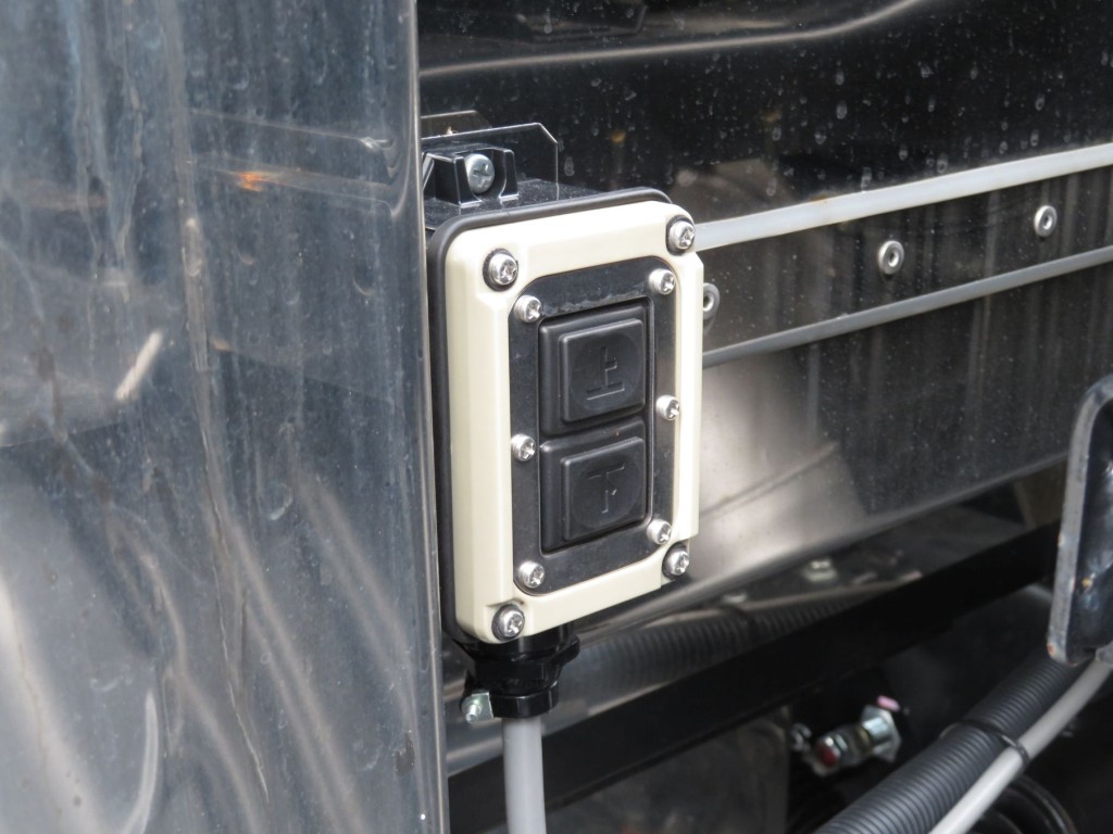 ウイングの開閉スイッチが前側にも付いています。|日野 プロフィア 2DG-FW1AHCの写真9