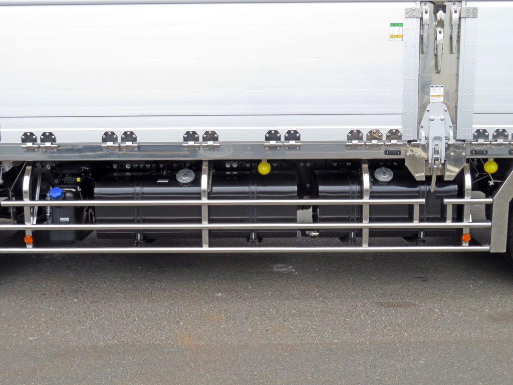 燃料タンクは300Lと200Lが付いています。|日野 プロフィア 2DG-FW1AHCの写真16