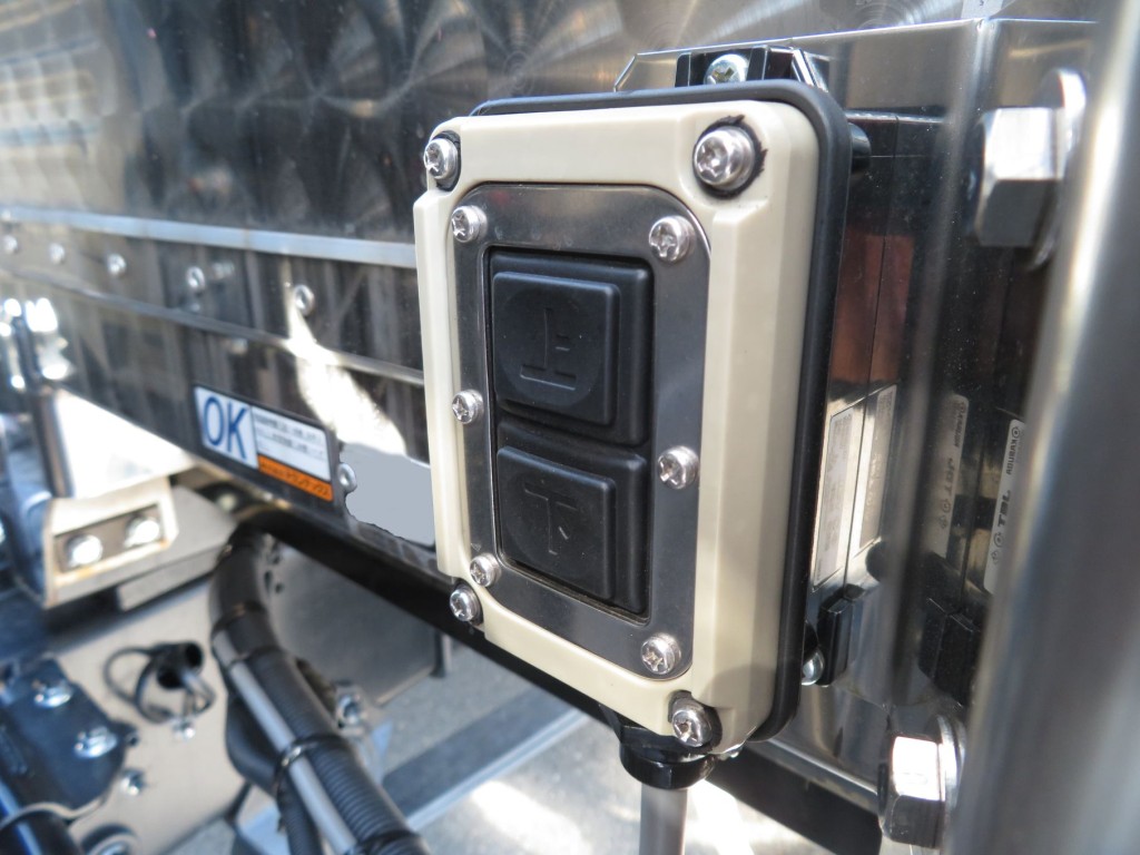 ウイング開閉スイッチが前側にも付いています。|日野 プロフィア 2KG-FW1AHCの写真9