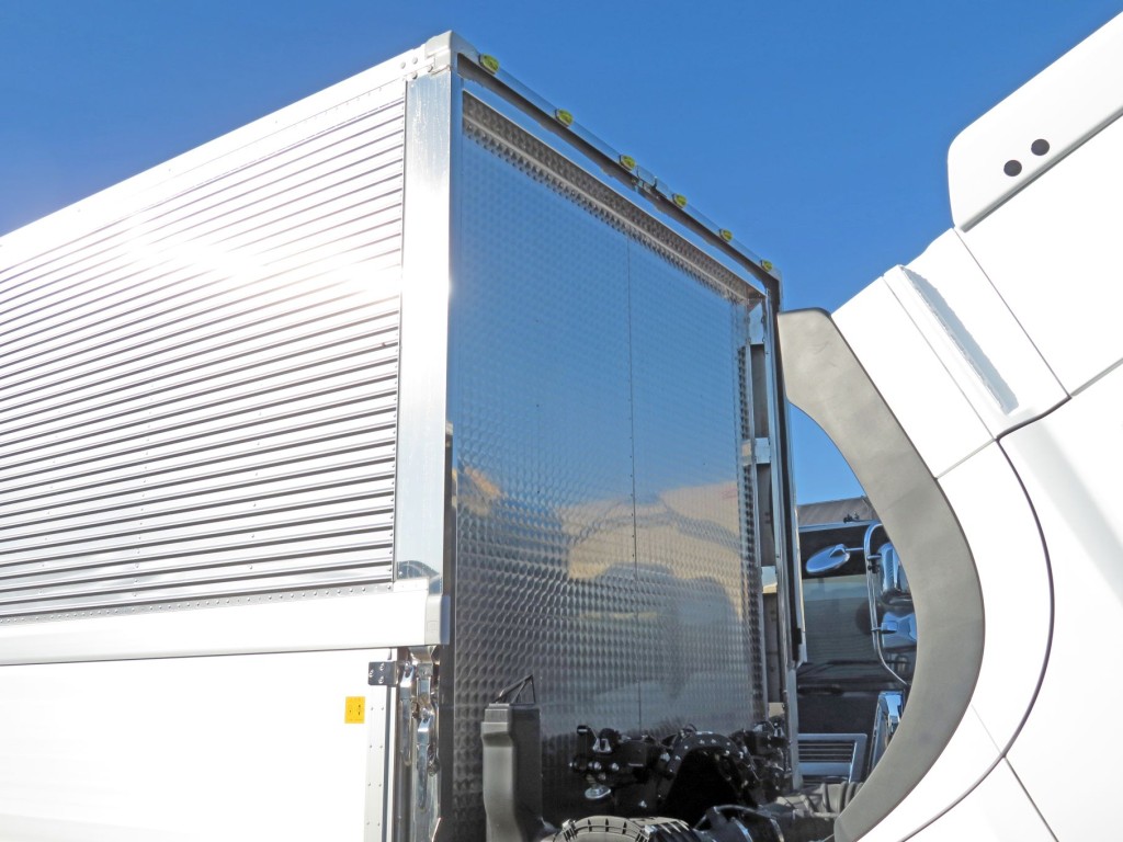 前立て外面はウロコステン製です。|日野 プロフィア 2KG-FW1AHCの写真10