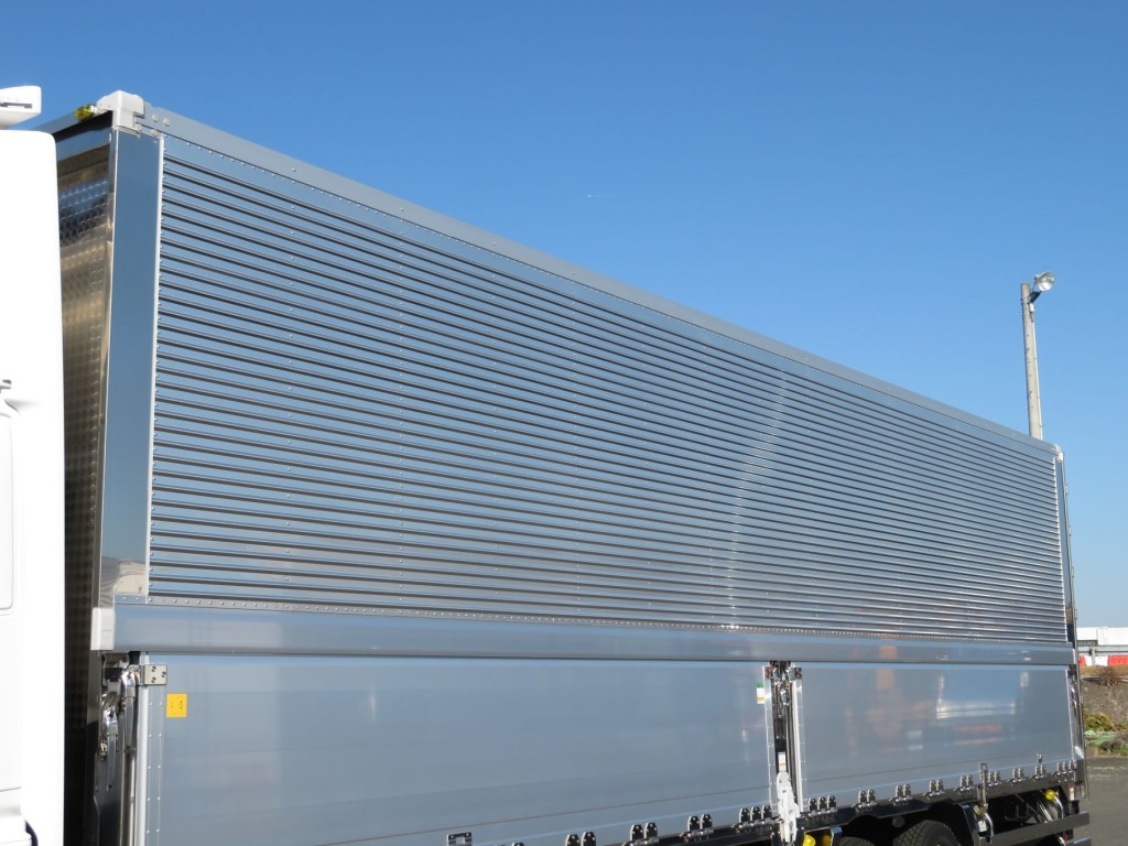 ウイングの羽根外枠はステンレス製です。|日野 プロフィア 2KG-FW1AHCの写真11